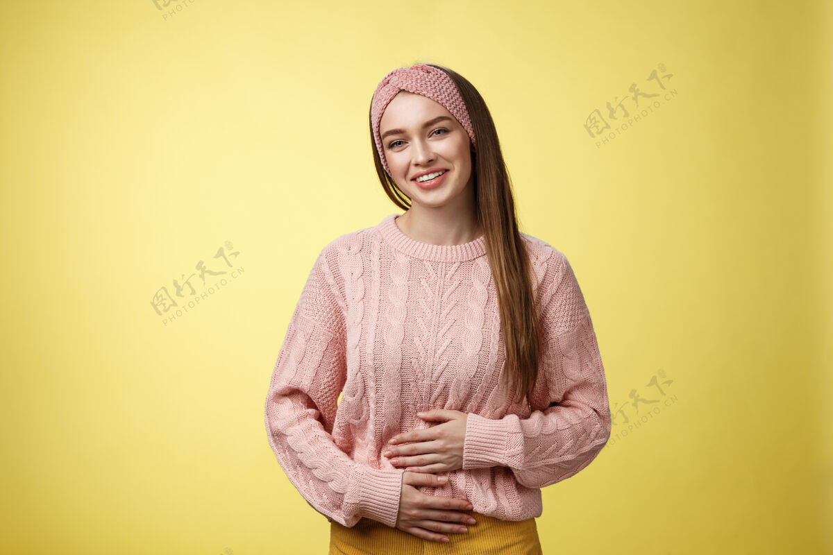 年轻穿粉红色毛衣的女人女性肖像漂亮