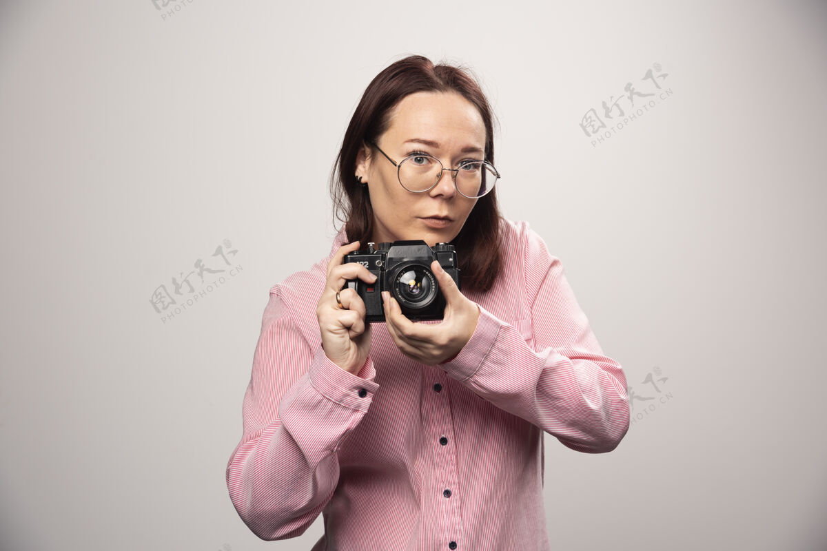女士用白色相机拍照的女人高质量的照片漂亮肖像镜头