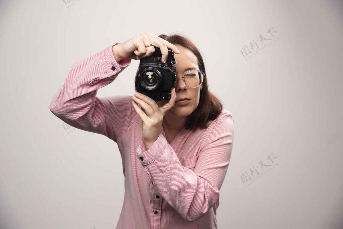 镜头用白色相机拍照的女人高质量的照片模特摄影师漂亮