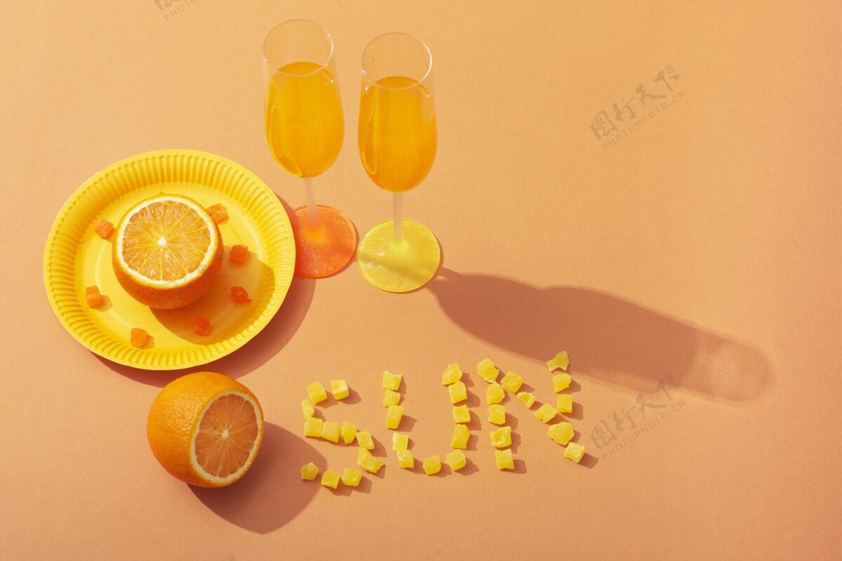 水果饮料和橙子高角度高角度组成夏天