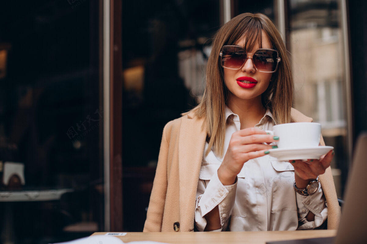 思考在露台上的咖啡馆里喝咖啡的年轻女人咖啡店自信积极