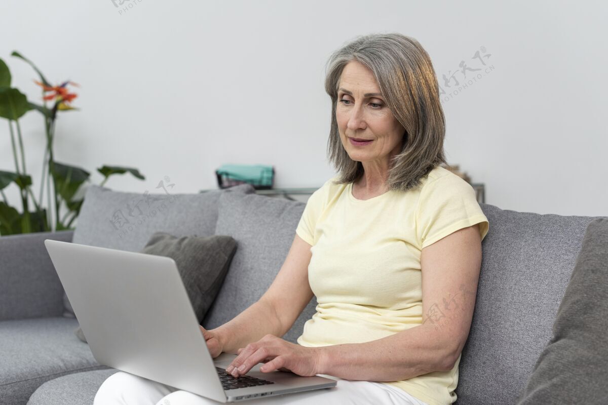 沙发家里沙发上用笔记本电脑的老太太里面老人养老
