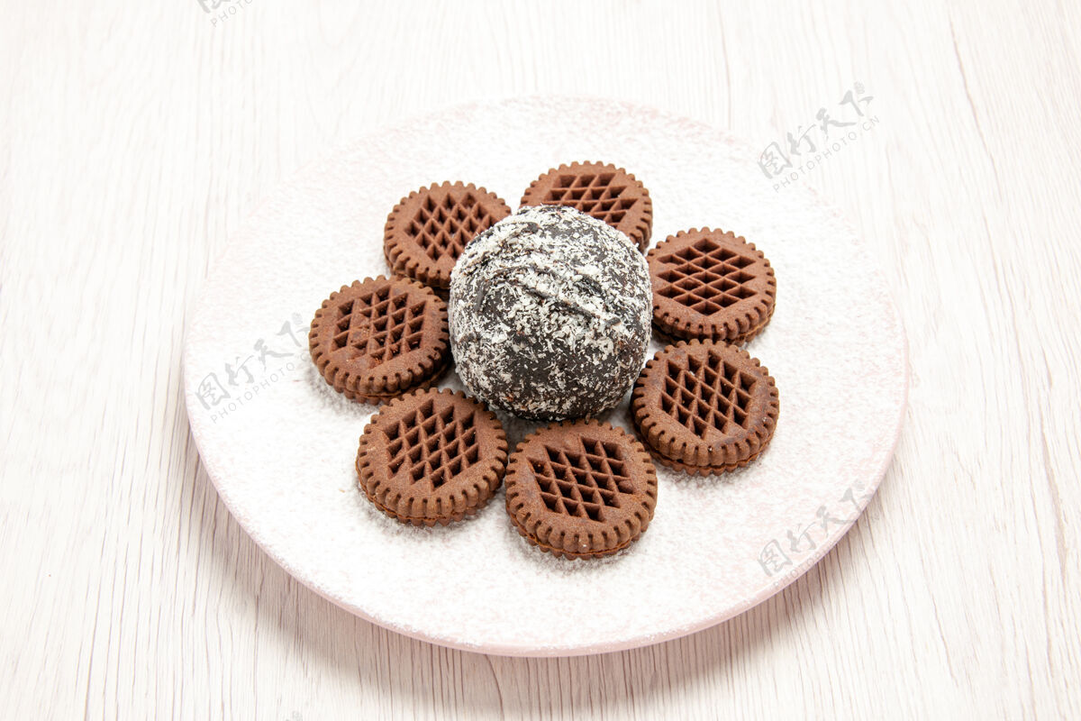 早餐正面图美味的巧克力饼干 白色桌面上有小可可蛋糕巧克力蛋糕蛋糕饼干饼干茶可可零食蛋糕