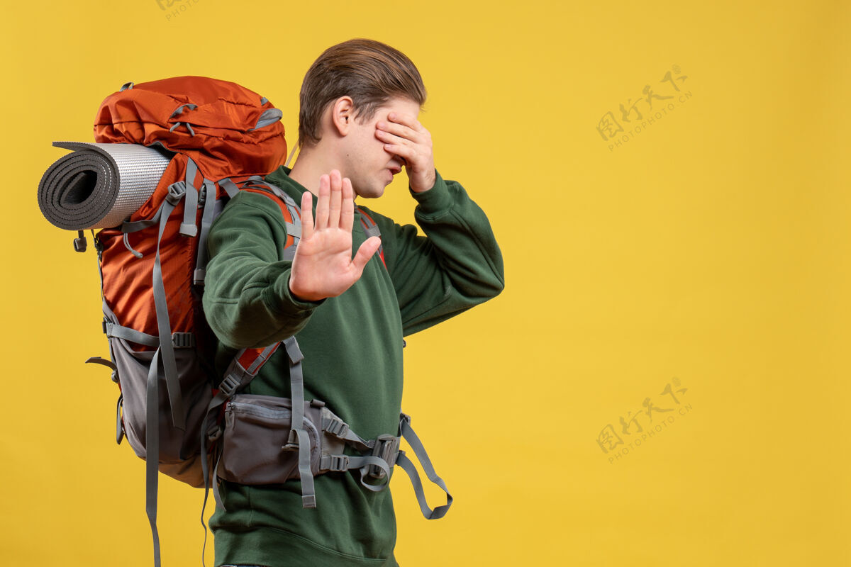 成年人正面图年轻男子背着背包准备远足旅游自然人