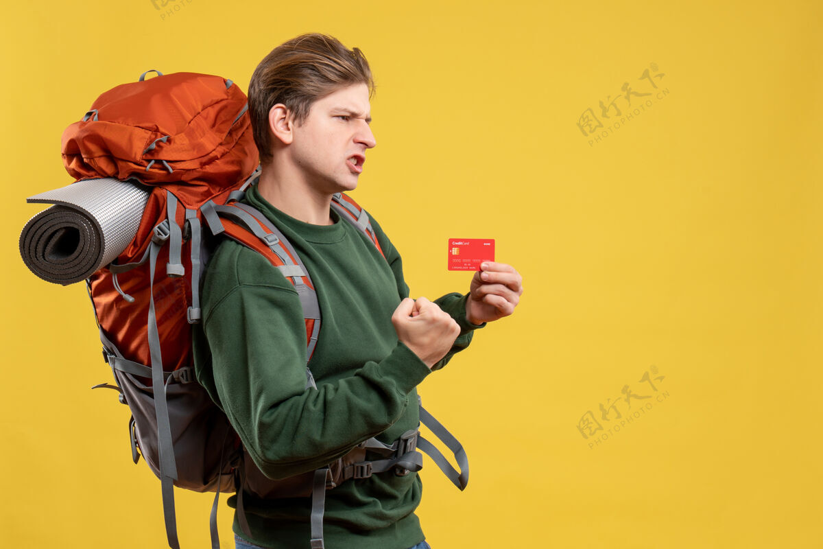 旅行者正面图年轻男子手持银行卡准备远足自然成人冒险