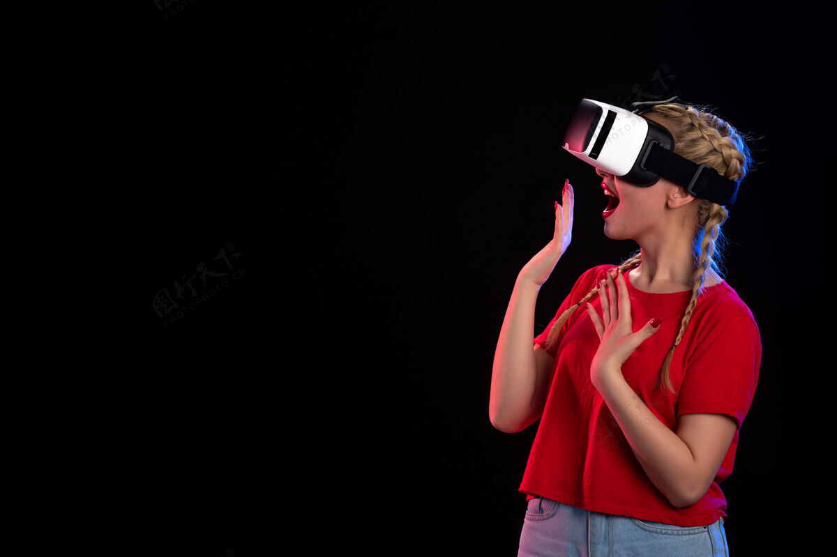 女孩前视图兴奋的年轻女性玩虚拟现实的黑色广播通讯虚拟现实