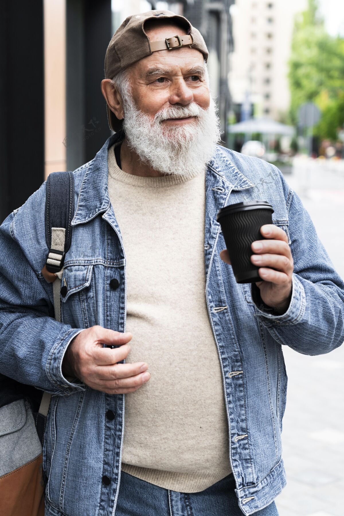 老年人在城市的户外喝咖啡的老人成熟城市老年人