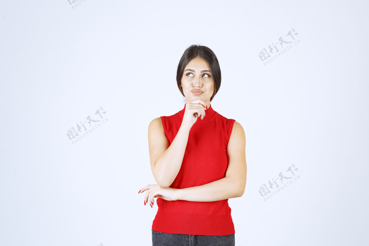 疲倦穿红衬衫的女孩看起来既伤心又失望姿势思想工人