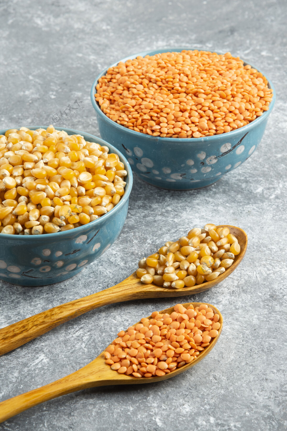 谷物两碗生玉米粒和红扁豆放在大理石表面扁豆仁有机