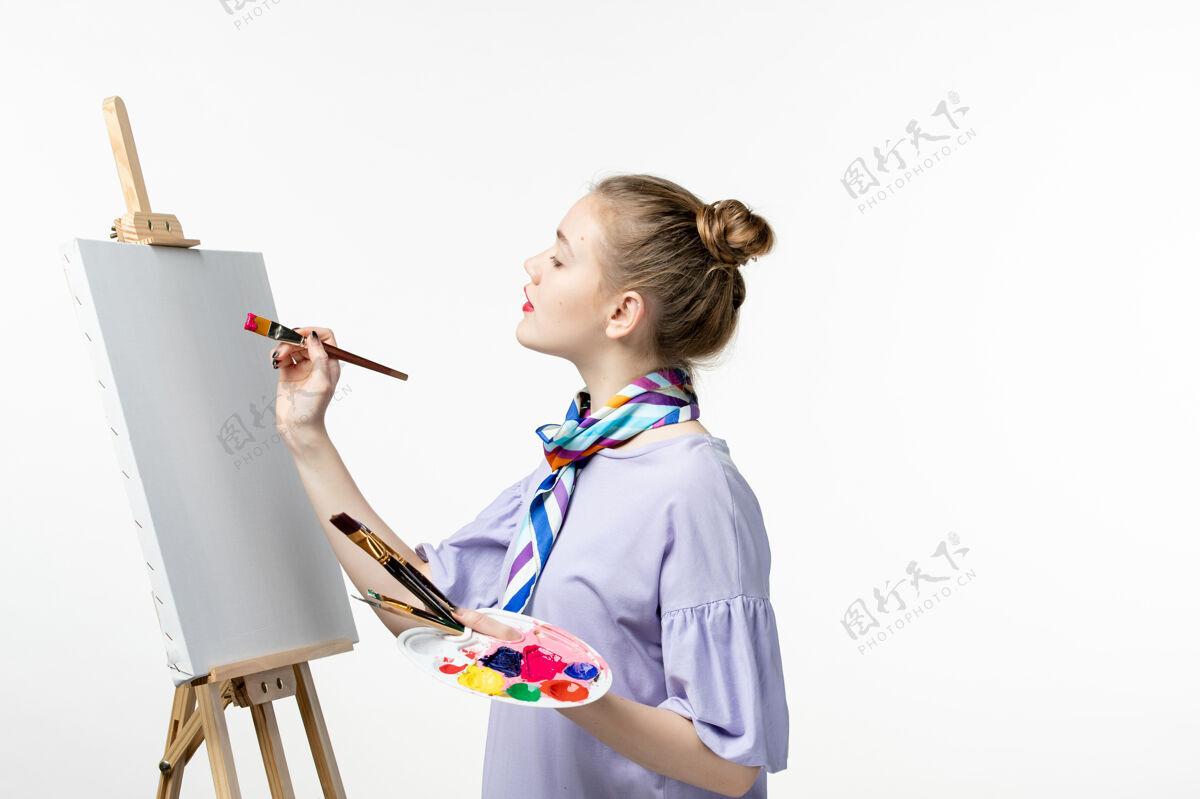 绘画前视图女画家准备在白墙上画画画家画架上画铅笔画听诊器医院人