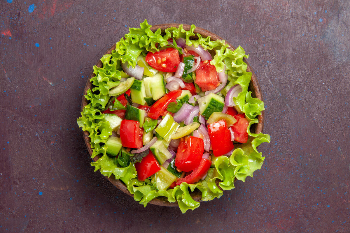 蔬菜俯瞰美味的蔬菜沙拉切片食品与新鲜的配料在黑暗的背景沙拉餐零食午餐食品的颜色零食沙拉西红柿