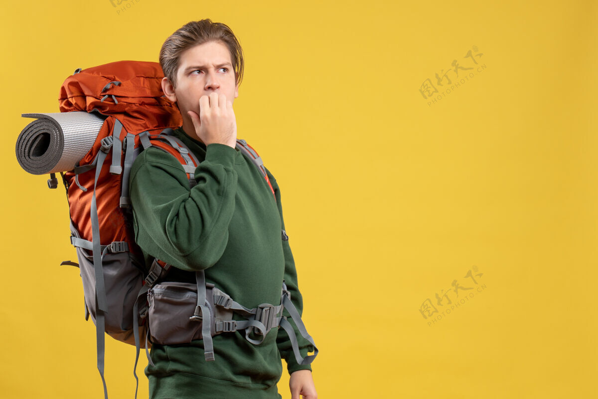 旅游正面图年轻男子背着背包准备远足成年人山人