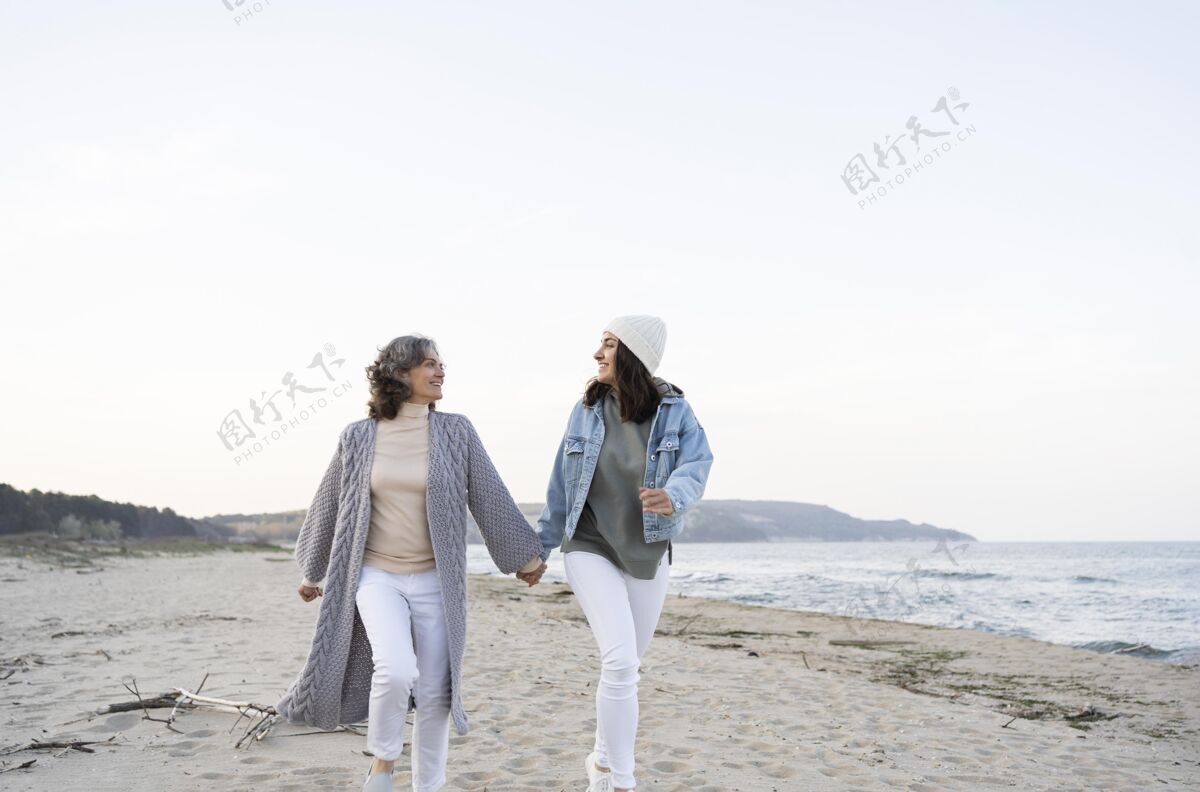 水平母女俩在沙滩上度过了一段美好的时光外面在一起家庭