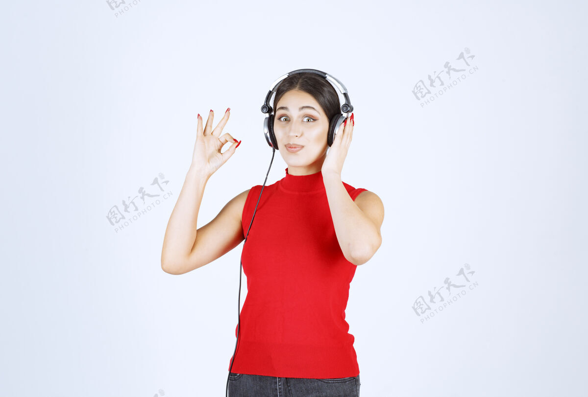 成人穿着红衬衫的Dj戴着耳机欣赏音乐工人满意乐趣