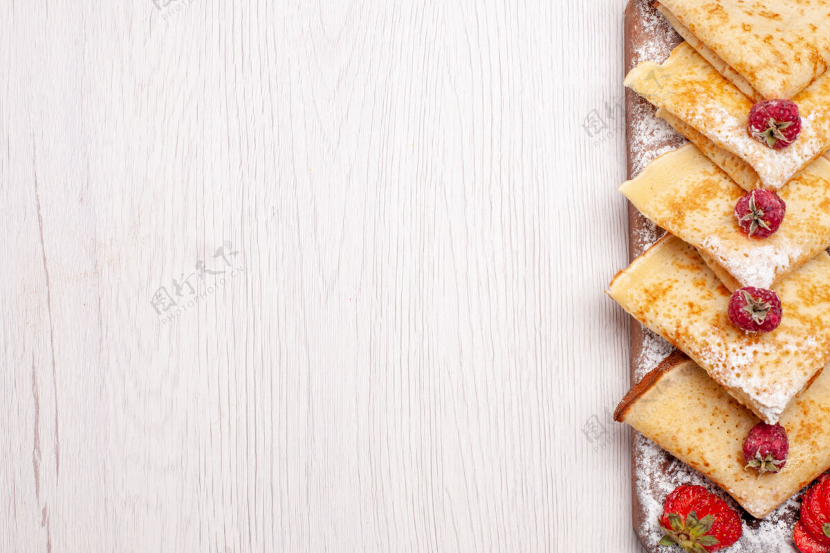 晚餐俯瞰美味的水果煎饼在白色的桌子上甜甜的水果煎饼糖顶食物桌子