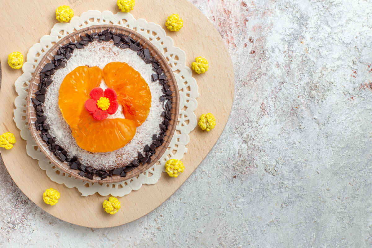 鸡蛋俯瞰美味的蛋糕甜点与切片橘子上的白色背景水果蛋糕甜点饼干奶油水果甜点切片