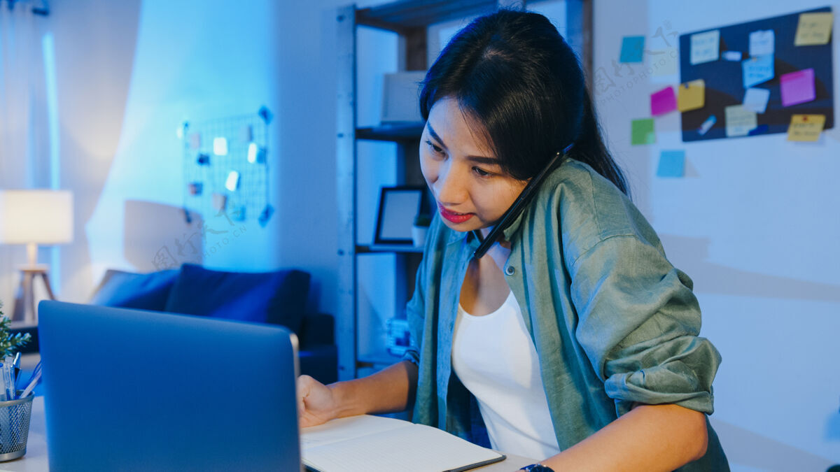 通信亚洲自由职业女性使用笔记本电脑通话繁忙的企业家在客厅远距离工作在线忙碌办公桌