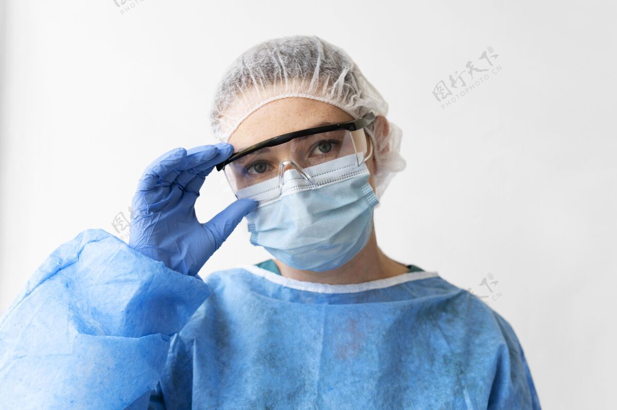 面罩戴着医用防护设备和口罩的女人妇女职业健康
