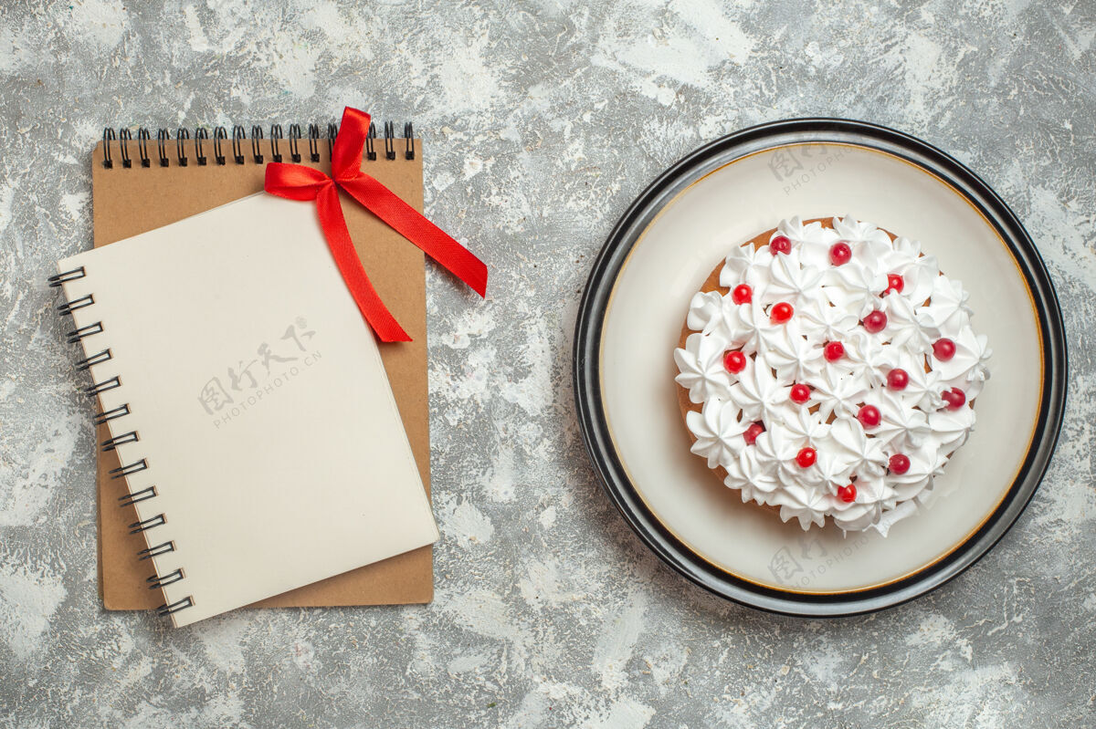 早餐俯视美味奶油蛋糕装饰水果和笔记本的冰背景健康奶油蛋糕背景