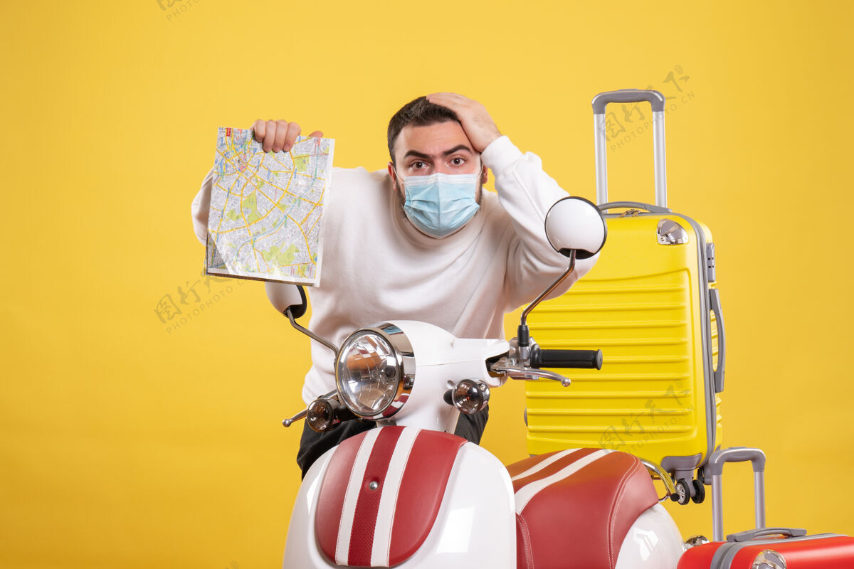 旅行旅行概念的俯视图 戴着医用面罩的年轻人站在摩托车旁边年轻人面具男人