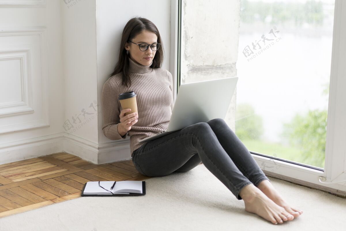 虚拟坐在地板上操作笔记本电脑的女人房子在线女性