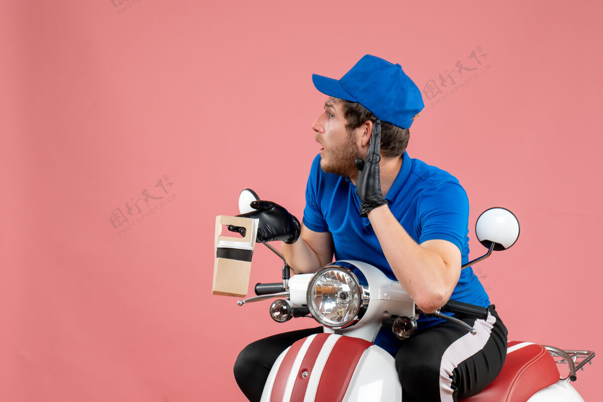 蓝色正面图身着蓝色制服的男快递员手持咖啡骑着粉色的工作快餐送货服务工作自行车颜色前面制服