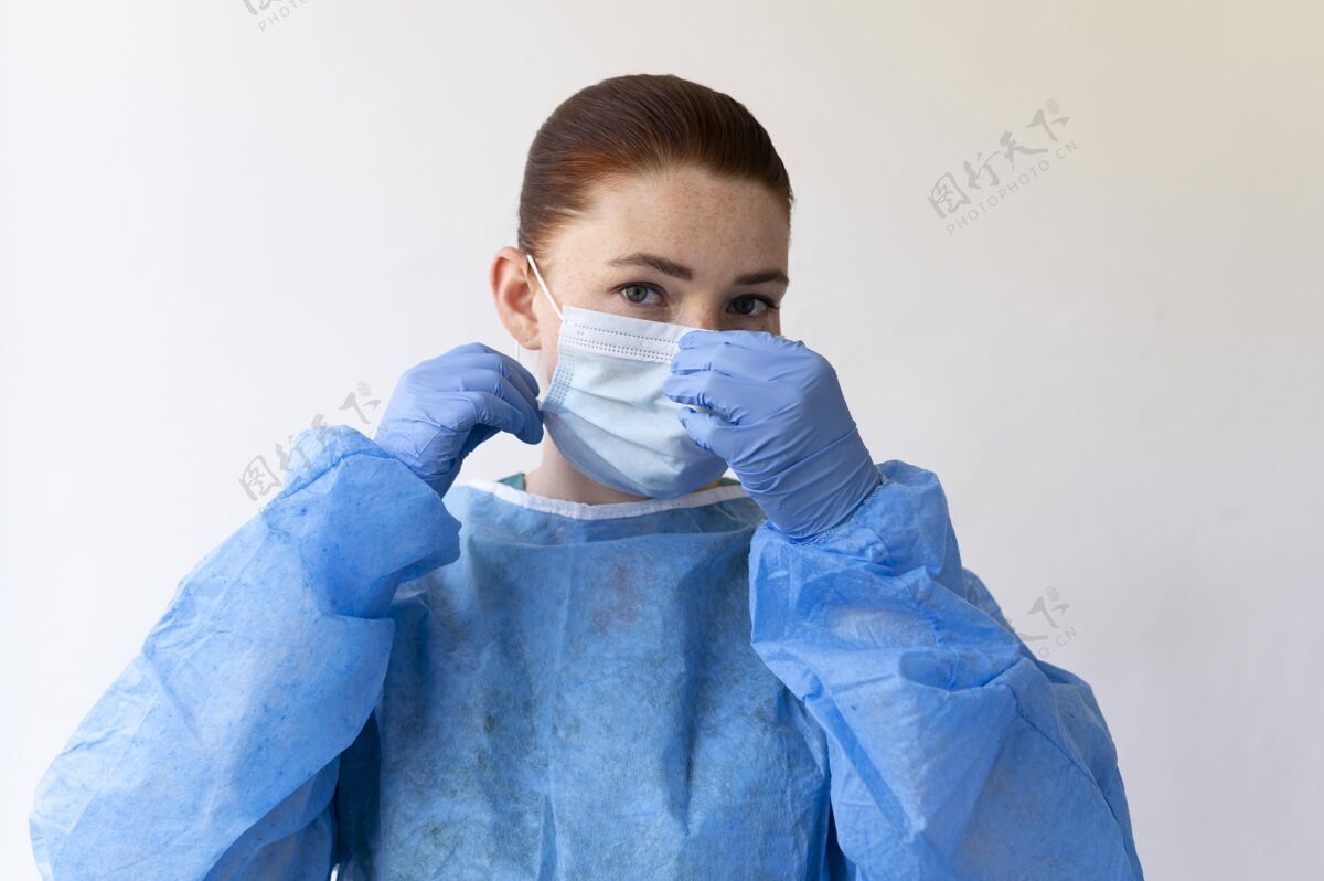 妇女戴着医用防护设备和口罩的女人面罩防护工作