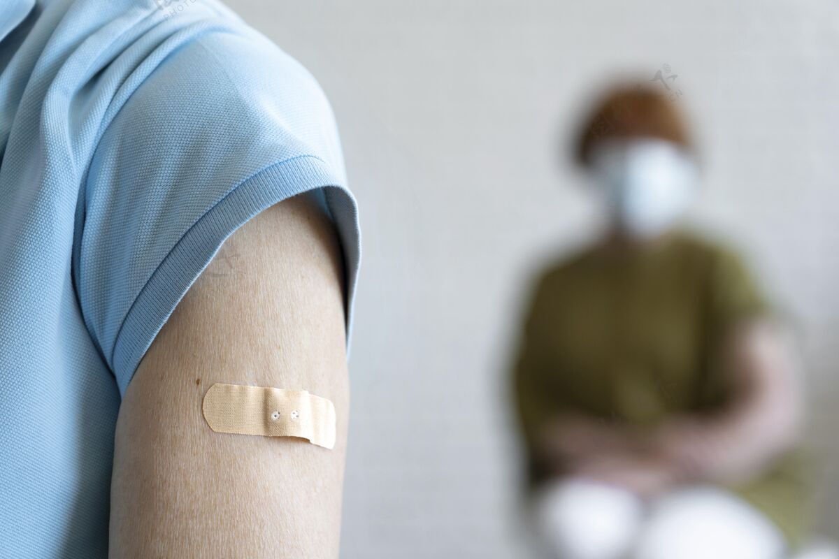免疫接种疫苗后手臂缠绷带的男人预防药物绷带