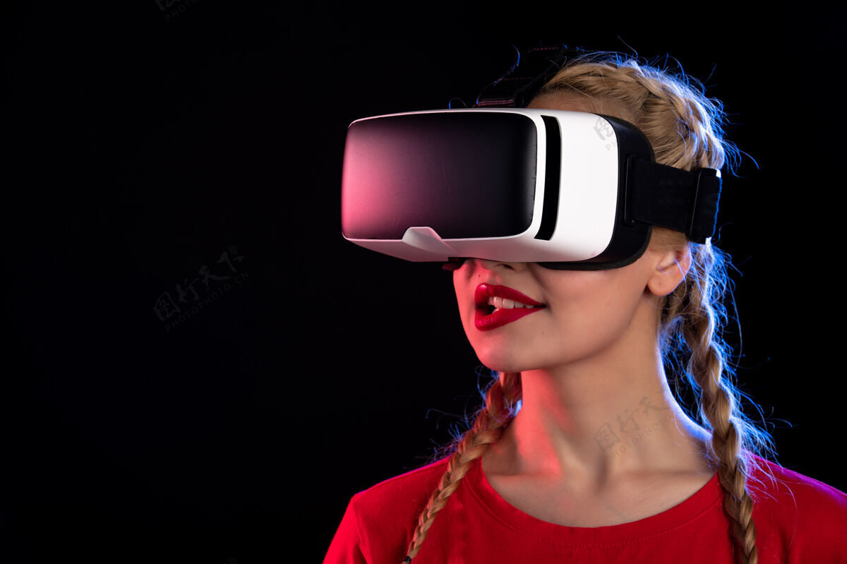 游戏在黑暗的墙上玩虚拟现实的年轻女性的肖像现实虚拟黑暗