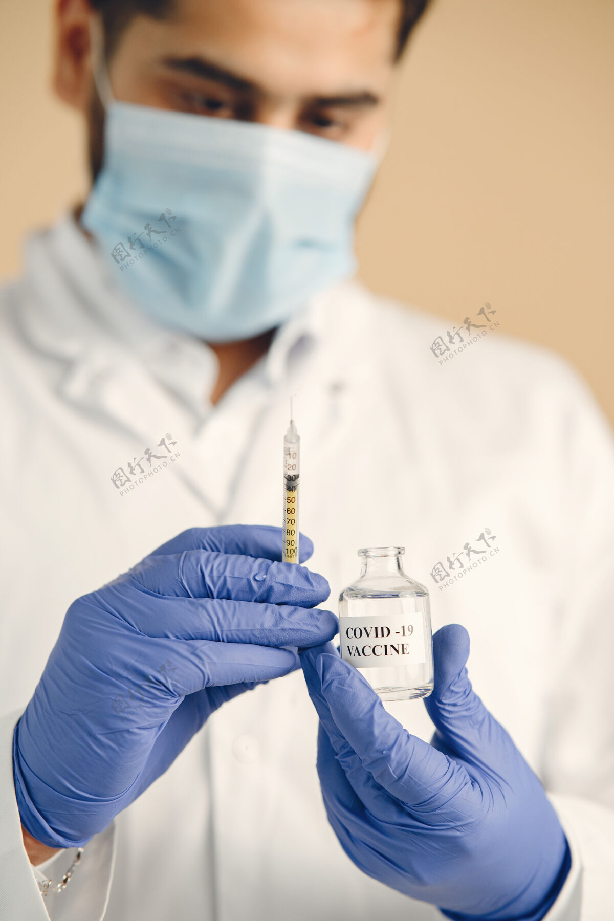 病毒医生用注射器从安瓿里拿疫苗 防疫抗生素疾病开发
