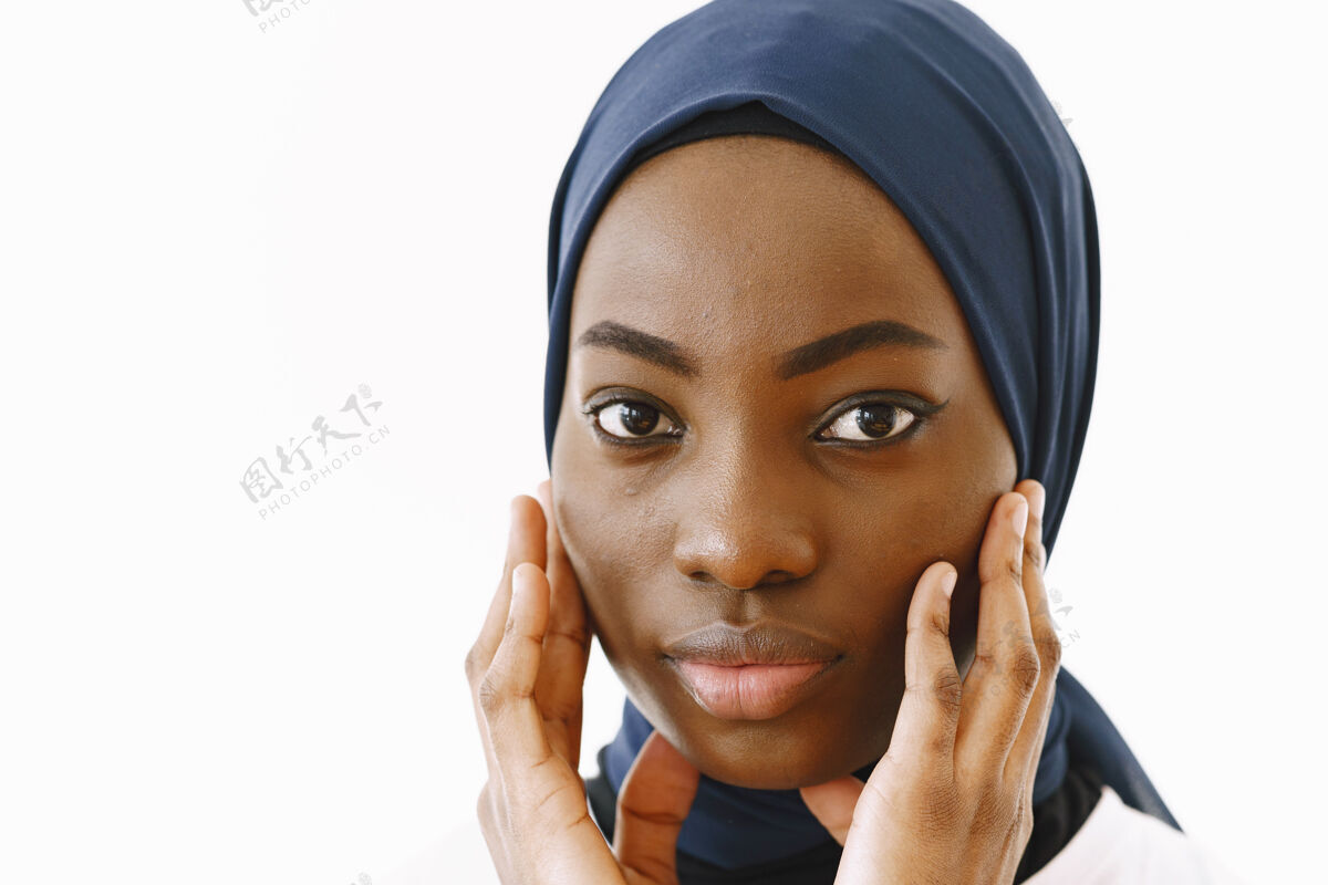 女人可爱满足的宗教穆斯林女子头像 面带温和微笑 皮肤黝黑健康 头上戴围巾隔离在白色背景上表情文化尼日利亚人
