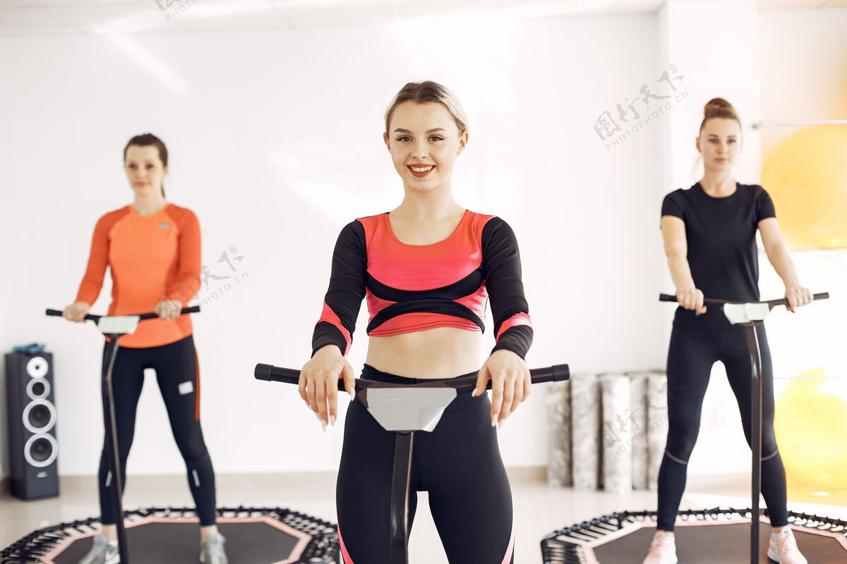 飞行女子团体蹦床运动健身锻炼形状平衡设备
