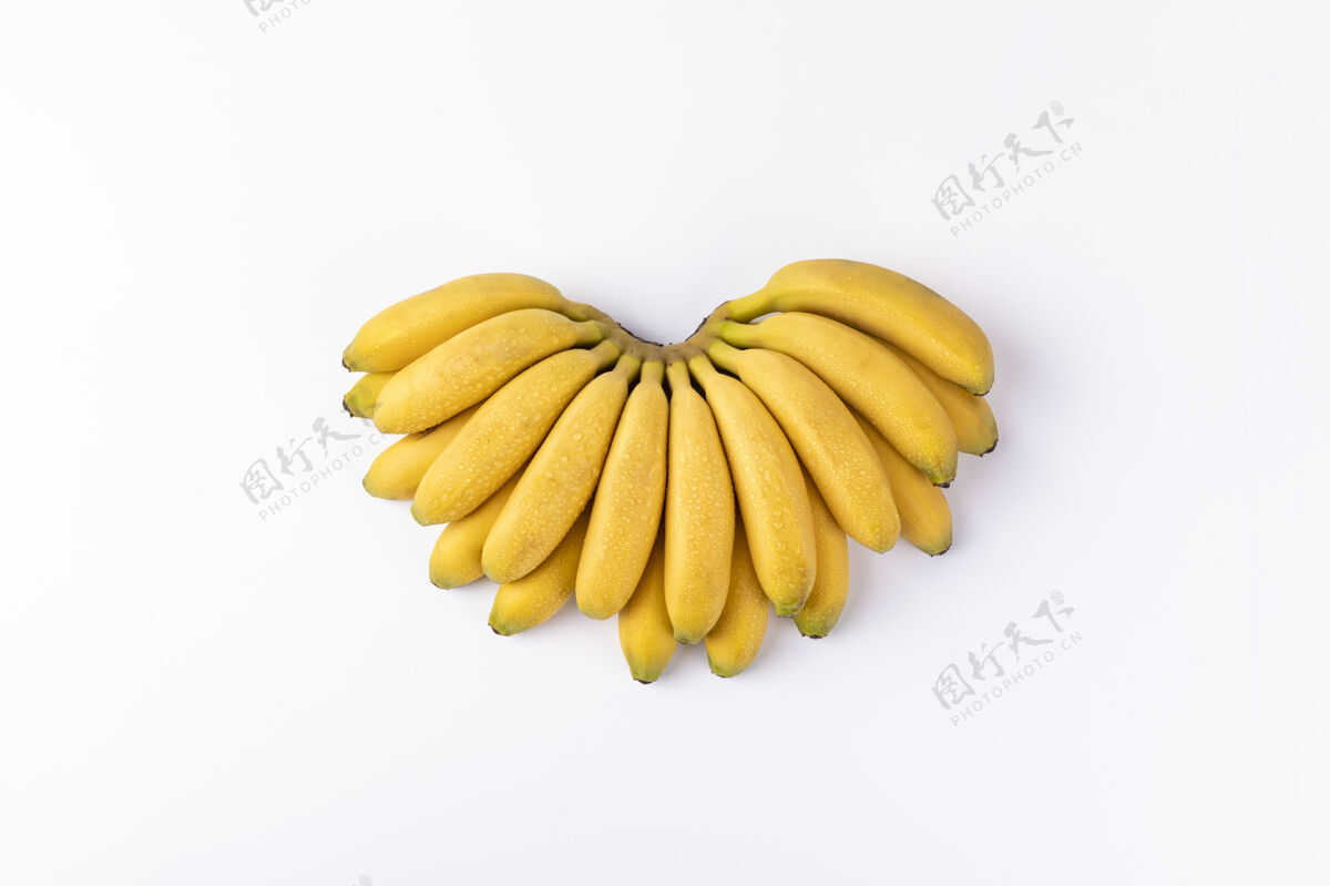 素食在白色背景上隔离的一束新鲜香蕉自然多汁的水果