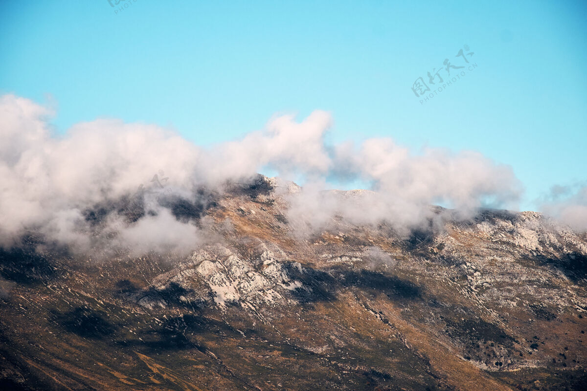草在法国里维埃拉多云的天空下拍摄的令人叹为观止的山区景色乡村山山