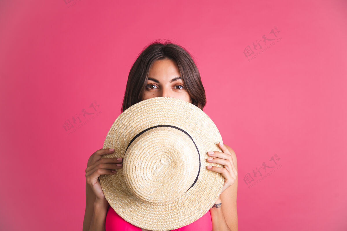 人穿着比基尼 戴着粉色草帽的漂亮健康的棕褐色运动女人魅力女士模特