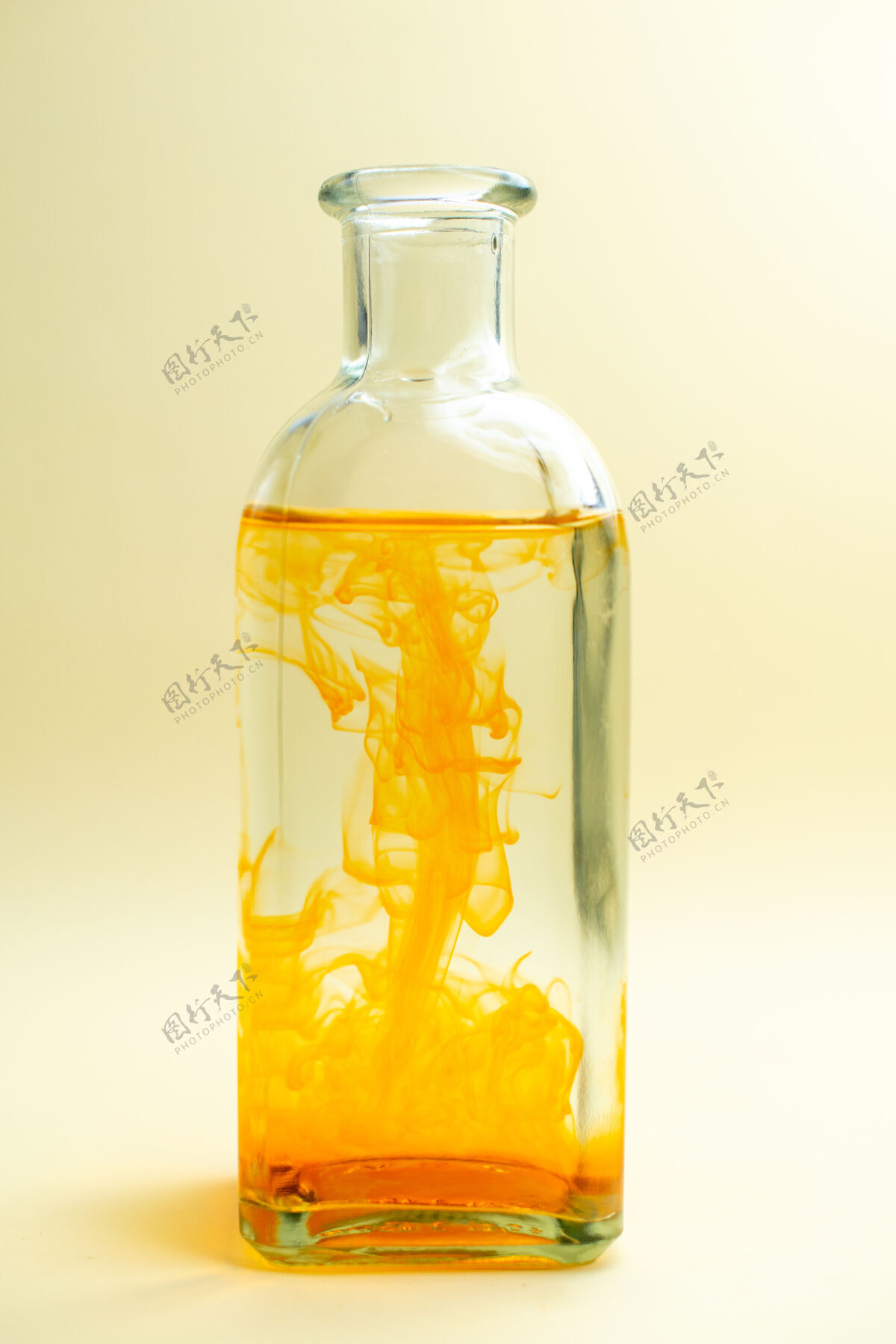 满的前视图水在可以与橙色油漆白色书桌彩色照片绘制啤酒冷的正面