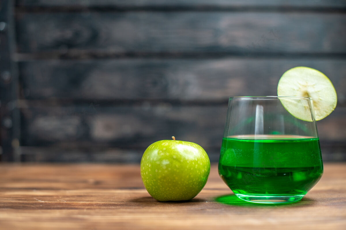 木头正面图绿色菲乔果汁配绿色苹果木桌酒吧水果色饮料照片鸡尾酒苹果柑橘酸橙