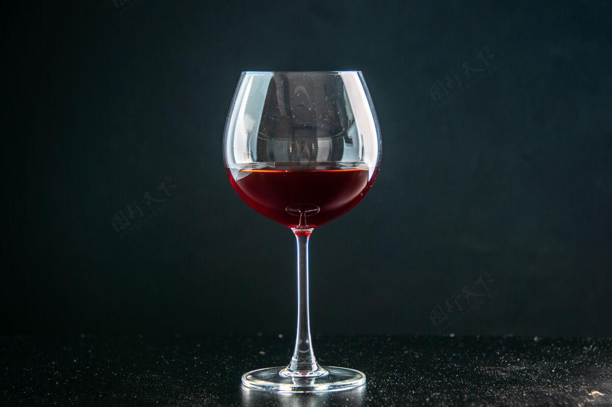红酒前视图酒杯上的深色饮料照片彩色香槟圣诞酒酒酒草