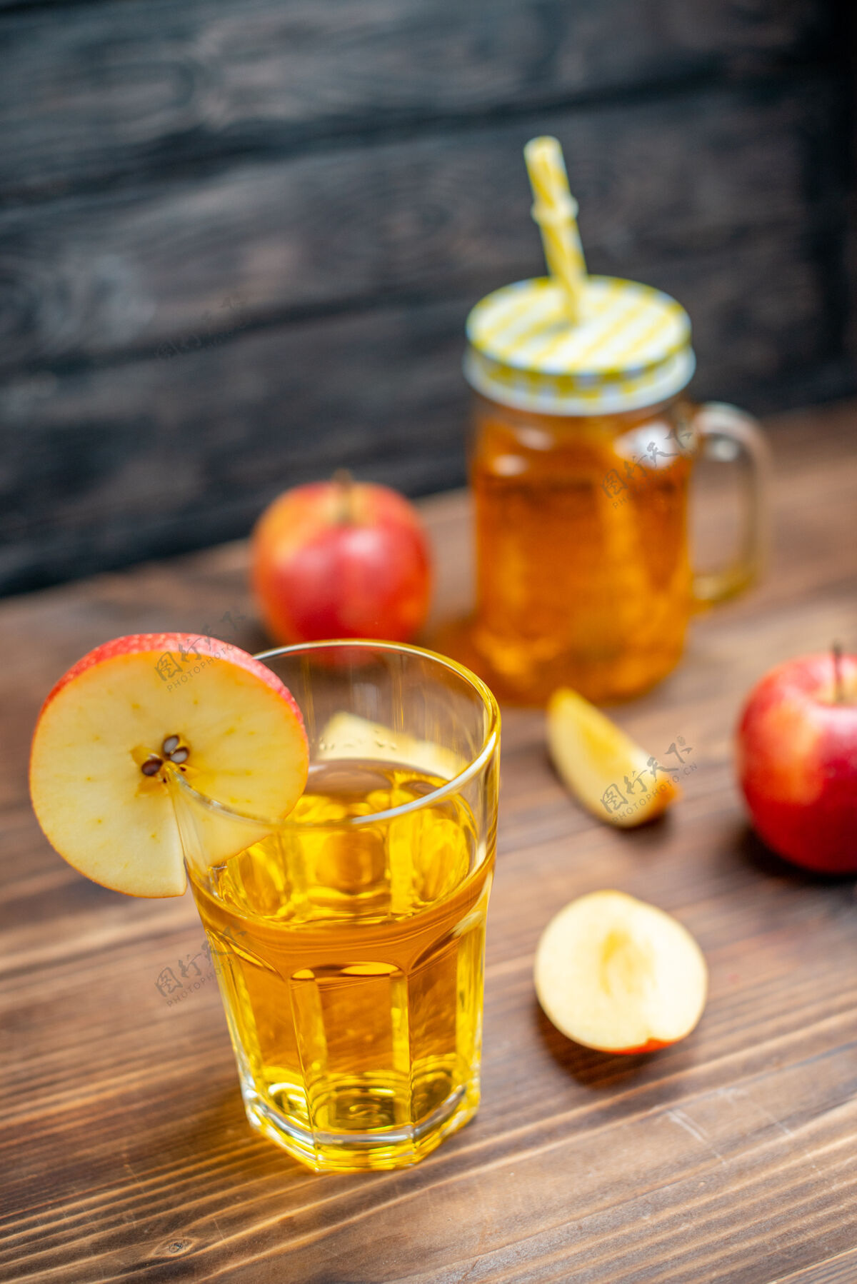 食物正面图新鲜苹果汁配新鲜苹果棕色木地板照片鸡尾酒水果饮料颜色果汁鸡尾酒蜂蜜