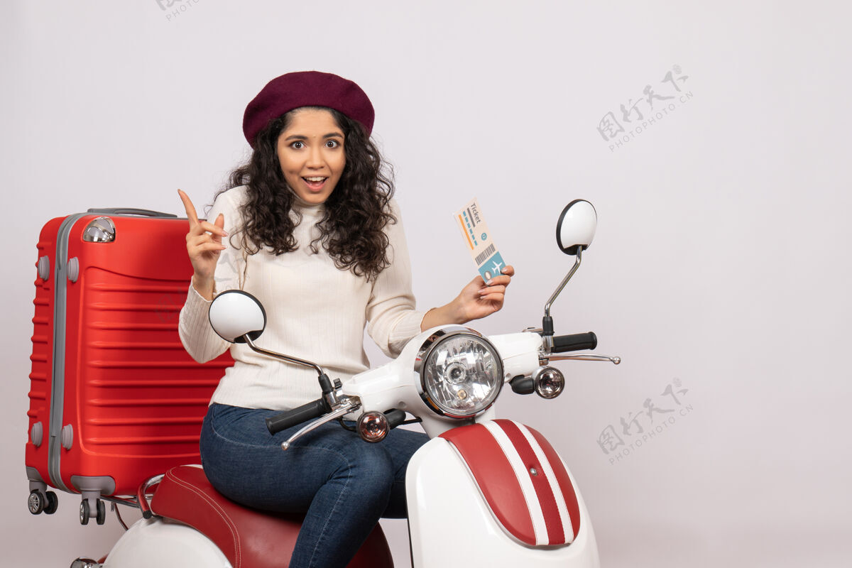 道路正面图年轻女性骑自行车持票上白色背景飞行道路摩托车度假城市速度彩色自行车车票城市