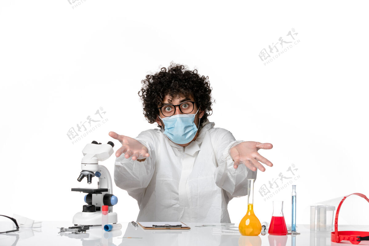 大流行男医生穿着防护服 戴着口罩坐在浅白的床上诊所实验室医学