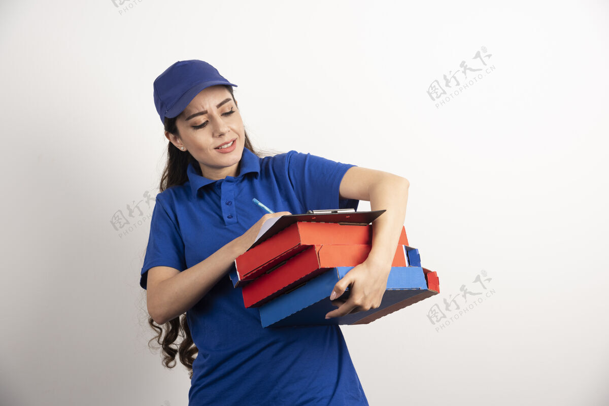 制服女信使拿着比萨饼的卡片在剪贴板上写字剪贴板女孩人