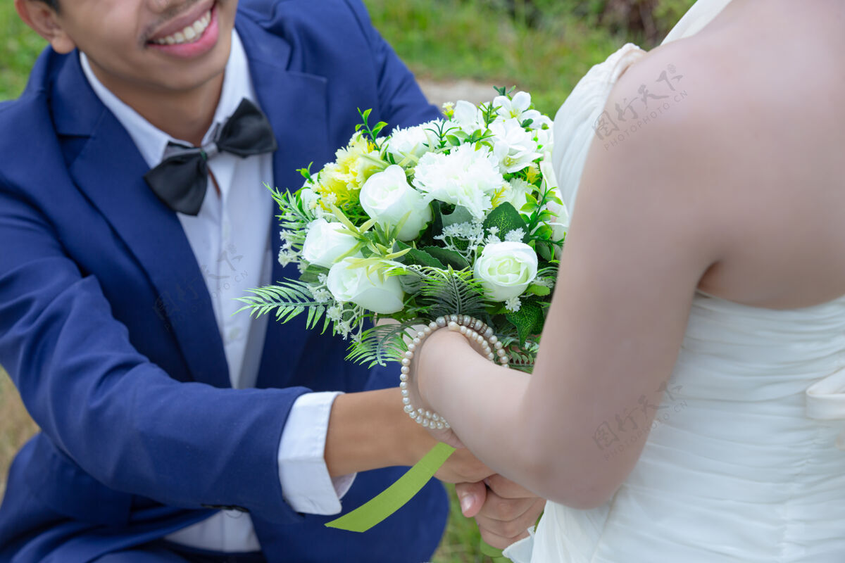 花新娘手中的花束举行自然绿色