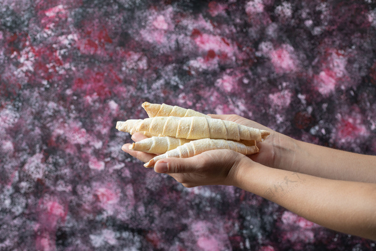 糕点一个手握黄油饼干的厨师面粉奶油面包房