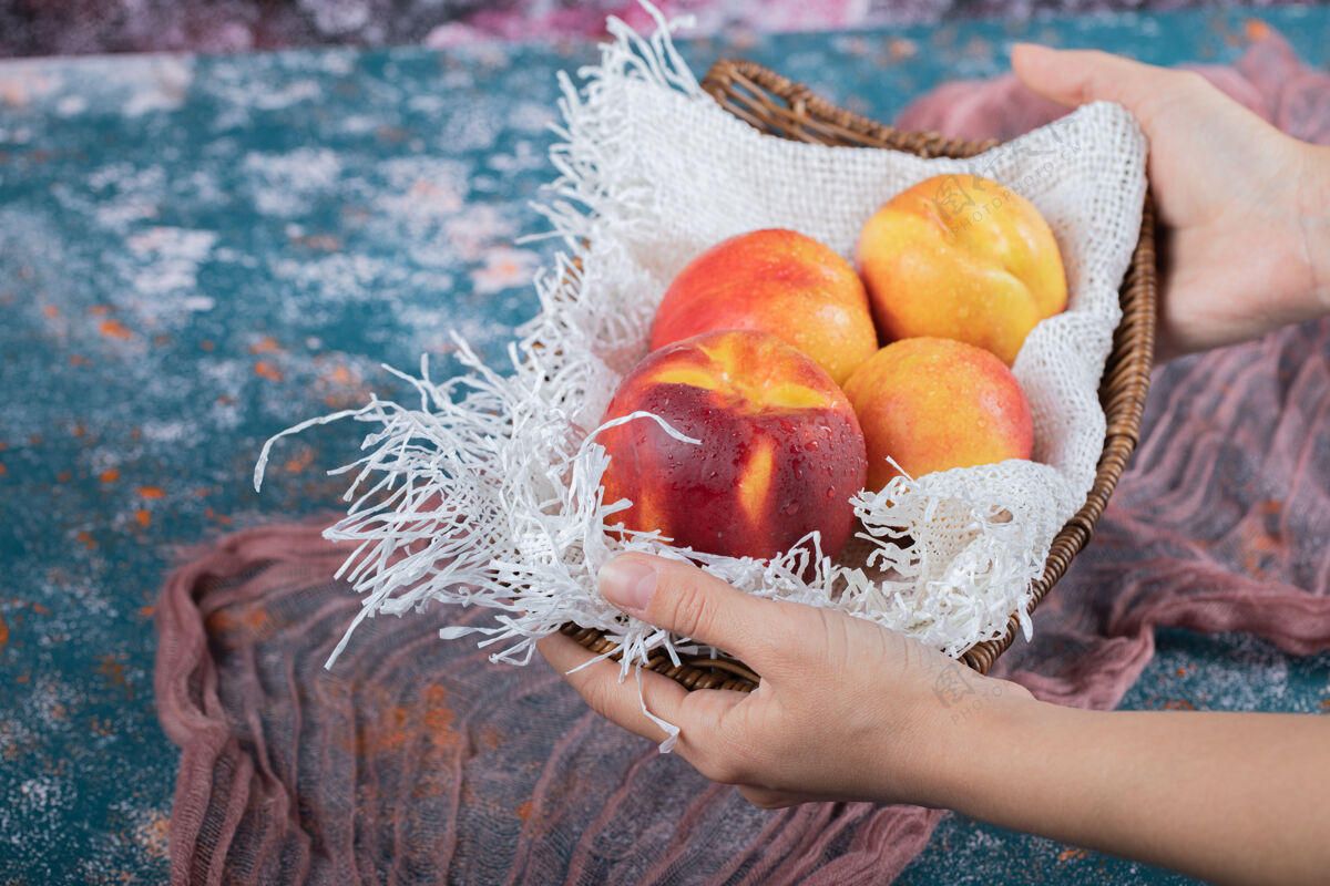 热带黄色的桃子在一块白色的粗麻布上变红了美味蔬菜清淡