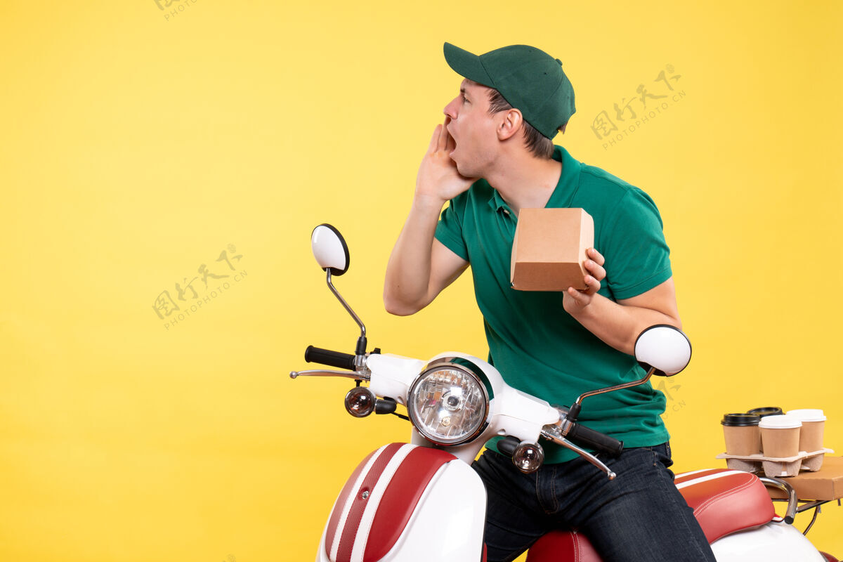 小吃正面图穿着制服的男信使拿着黄色的小食品包服务制服食品