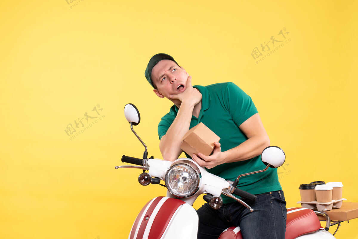 工作正面图穿着制服的男信使拿着黄色的小食品包摩托车摩托车工人