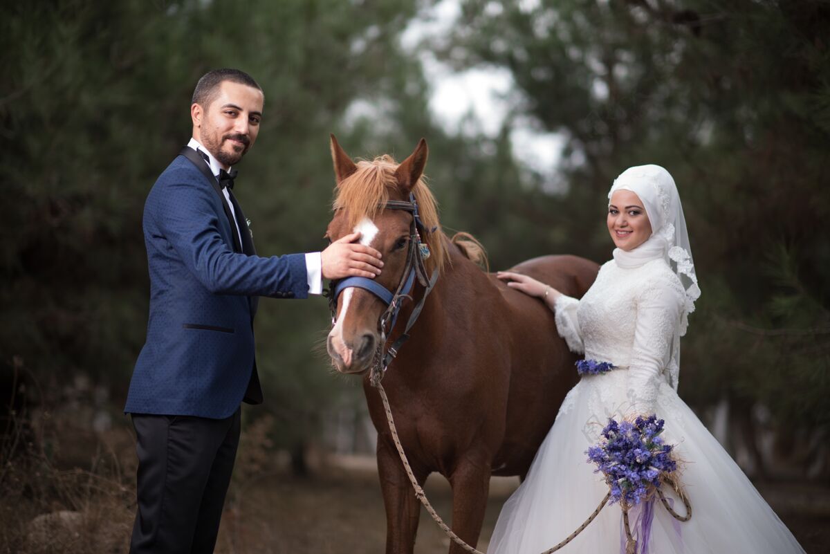 花年轻的穆斯林新郎新娘婚纱照情侣卡通头巾