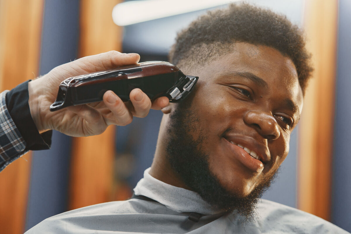 沙龙年轻的非洲裔美国人来理发店非洲人理发师头