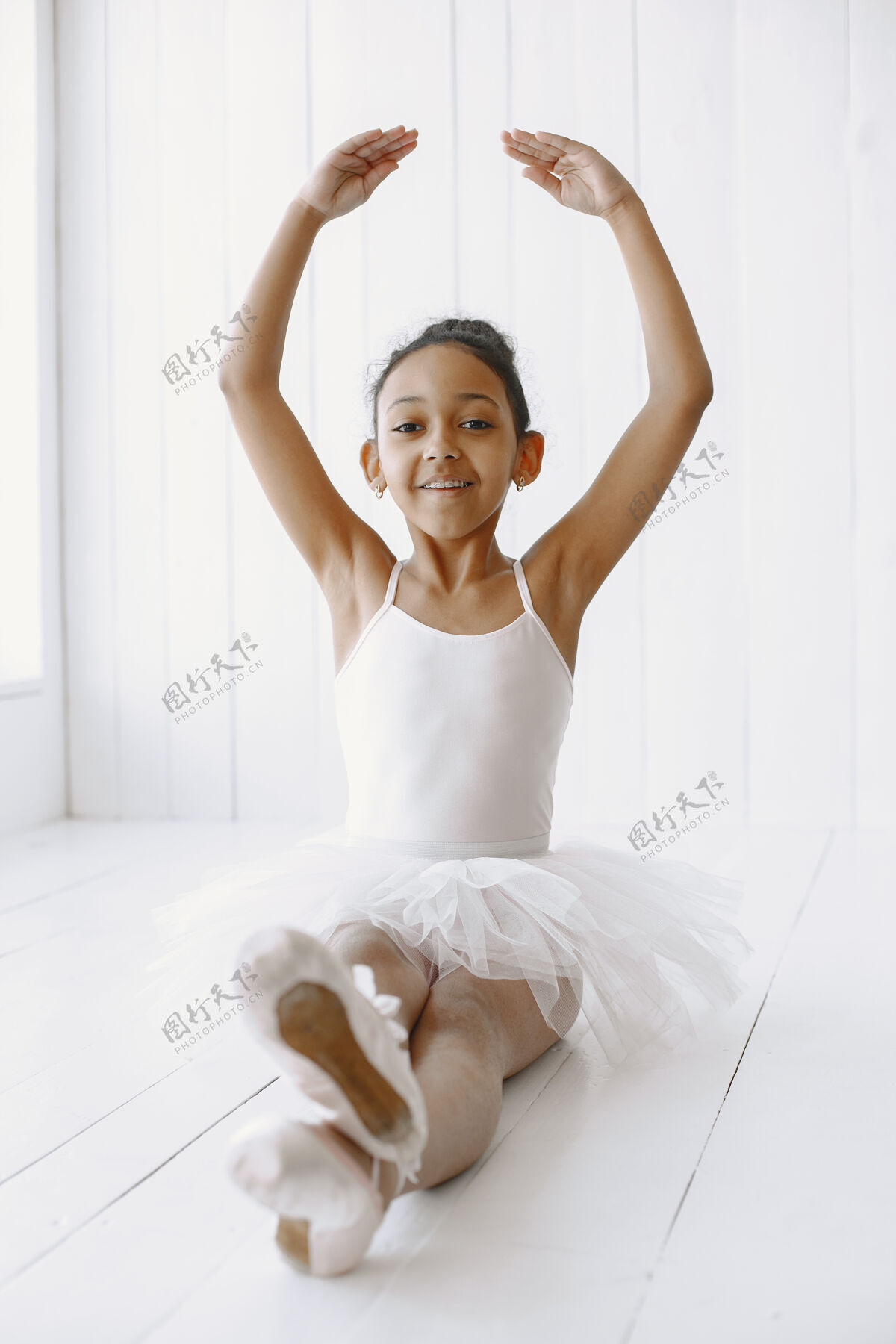 优雅可爱的小芭蕾舞演员孩子在房间里跳舞孩子在舞蹈课上活动表演童年